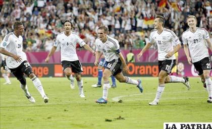 El capitán alemán Philipp Lahm (c) celebra con sus compañeros el gol que anotó (foto: lainformacion.com)