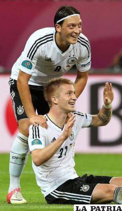 Özil y Reus celebran el cuarto gol (foto: proceso.hn)