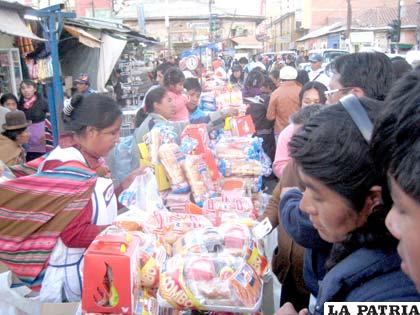 La gente compró las salchichas envasadas fuera del mercado Campero