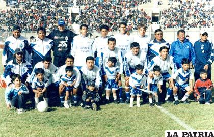 El equipo de San José el año 2000 cuando participó del torneo de la AFO y la Copa Simón Bolívar (foto: archivo)