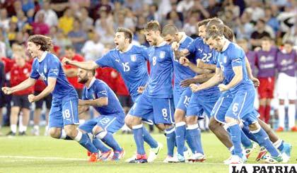 Festejo de los jugadores de Italia tras los lanzamientos penales (foto: que.es)