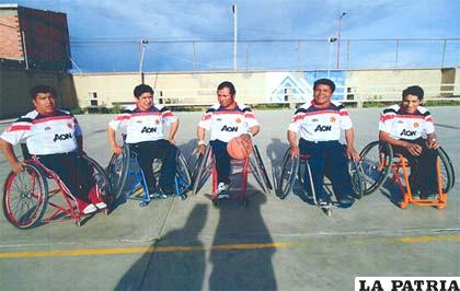 Integrantes del club Pumas en el basquetbol sobre silla de ruedas 