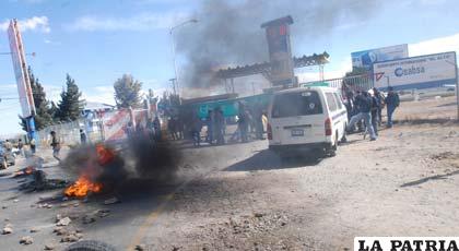 Empleados de AeroSur bloquean accesos a aeropuertos bolivianos (Foto APG)