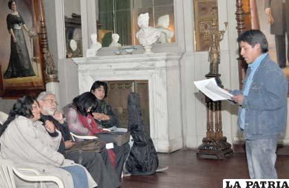 Escritores reunidos en lectura de poemas (Casa de la Cultura Simón y Patiño)