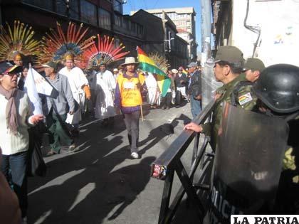 La IX Marcha indígena tuvo que rodear el centro político de La Paz porque un cerco policial impidió su ingreso a la plaza Murillo