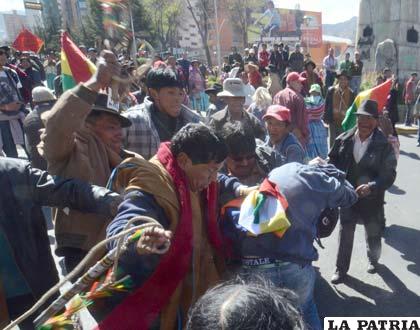 “Contramarcha” avanzó agrediendo a civiles en La Paz (Fotos APG)