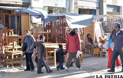 Comerciantes de muebles ocupan toda la acera de la calle Junín, perjudicando la circulación de peatones