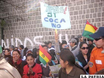 Mensajes en contra de las plantaciones de coca y apoyando la defensa del Tipnis