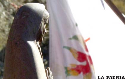 Imagen de la Virgen Morena y la cruz de Moxos acompañaron los 62 días a los marchistas