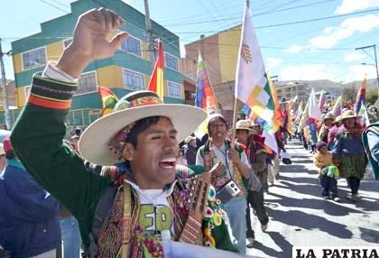 Pobladores del área rural apoyando a los hermanos de oriente, portando la bandera blanca donde se encuentra el patujú, símbolo patrio