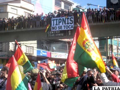 El Tipnis no se toca, una leyenda que fue repetida durante el ingreso de los marchistas que fueron escoltados en medio del rojo, amarillo y verde