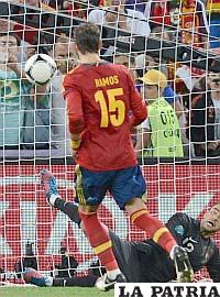 Ramos en el lanzamiento penal (foto. ole.com)