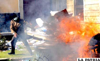 Uno de los incidentes de la quema de documentos durante el amotinamiento policial