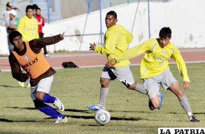 Víctor Hugo Angola y Marcelo Gomes en el equipo titular 