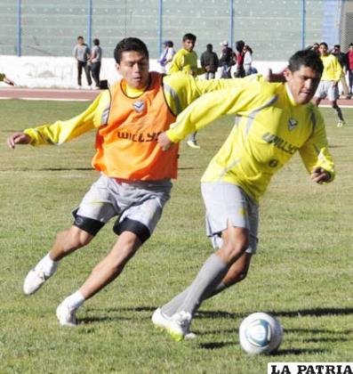 Carlos Saucedo y Luis Palacios en el entrenamiento de ayer 