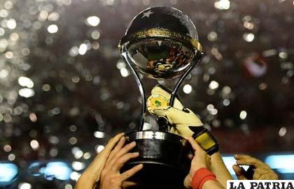 El preciado trofeo de la Copa Sudamericana (foto: bolavip.com)