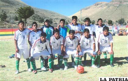 El equipo de fútbol de Cacachaca participó en los juegos 