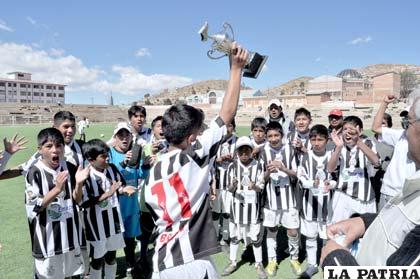 Jugadores del Oruro Royal en la división menores 