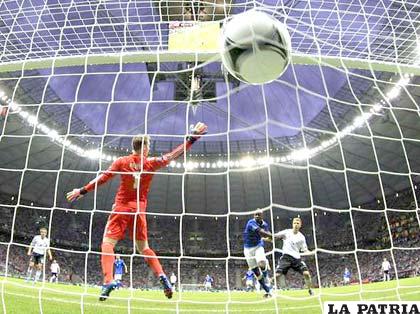 El primer gol de Balotelli de cabeza para la selección de Italia (foto: ole.com)