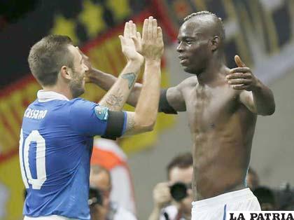 Balotelli hizo doblete (foto: ole.com)