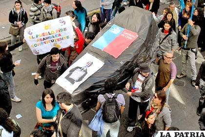 Estudiantes universitarios y de secundaria en Chile piden reformas del sistema educativo /enriquebarrerapress.blogs