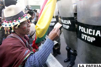 Incidentes entre indígenas defensores del Tipnis y efectivos policiales
