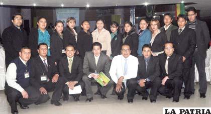 Alumnos de la Udabol que organizaron el seminario internacional de Comercio Exterior
