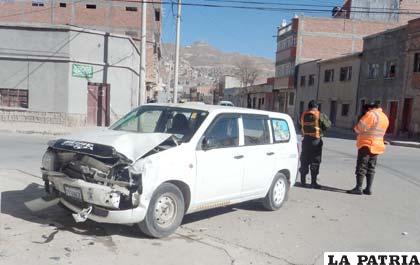 La vagoneta quedó encima de la acera