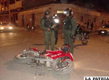 Los efectivos de Radio Patrullas 110 verifican los daños en la motocicleta