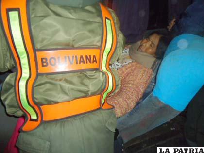 Los pasajeros que quedaron entre los asientos fueron auxiliados por los uniformados