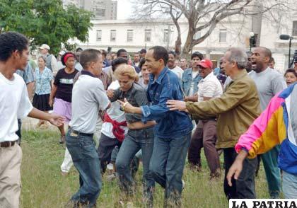 Ferrer en defensa de una mujer que es agredida por policías, algo que no extrañará fuera de Cuba