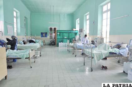 Pacientes en sesión de hemodiálisis en el Hospital General “San Juan de Dios”