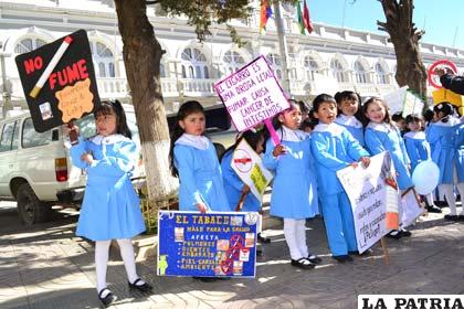 Niños del Zaconeta, concienciaron con mensajes en carteles sobre el peligro de fumar