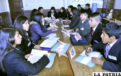 Los estudiantes debaten temas actuales y de coyuntura