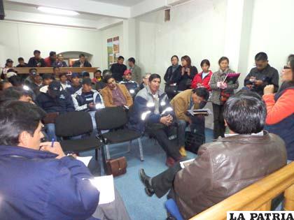 Reunión entre personeros de la empresa OL Bolivia y vecinos del sector de Huajara