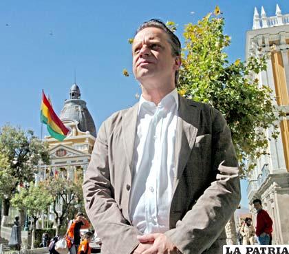 Fernando Tiburcio, abogado del senador Roger Pinto