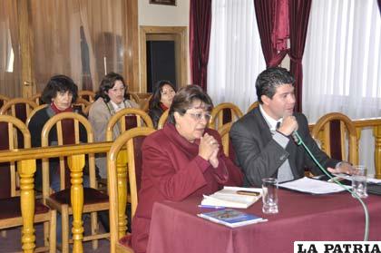 Rosario Cortez y Rolando Rosales en su informe ante los concejales