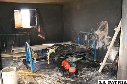 Así quedó una habitación de la vivienda quemada