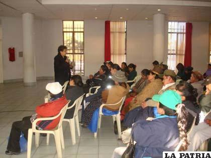Clotilde Calancha impartiendo una charla sobre relaciones humanas a trabajadores de EMAO