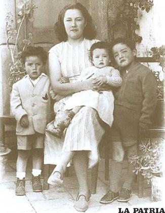 Sabina Saldías junto a sus hijos, a la derecha su hijo Joel