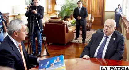 El secretario general de la OEA, José Miguel Insulza (der.), habla con el presidente de Guatemala, Otto Pérez Molina (izq.)