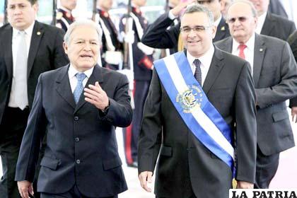 El presidente salvadoreño, Mauricio Funes (der.), conversa con su vicepresidente, Salvador Sánchez Ceren (izq.)