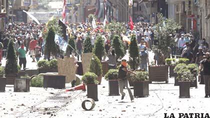 Un manifestante turco lanza una piedra a la Policía durante la manifestación celebrada esta mañana en Estambul
