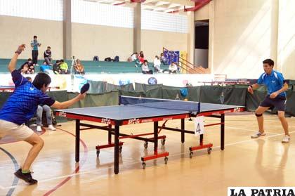 Durante la competencia nacional de tenis de mesa en Sucre
