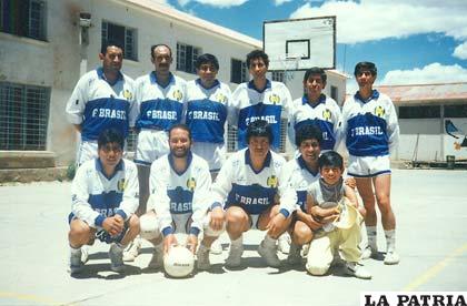 Con el equipo de Ferretería Brasil en el voleibol, en la gestión 1993