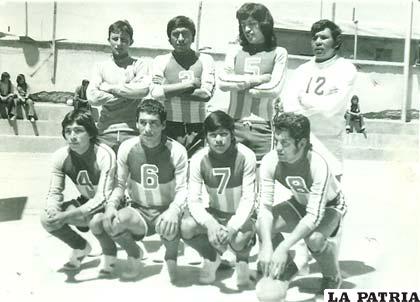En la disciplina de fútbol de salón jugó en el equipo de Prefectura en 1973
