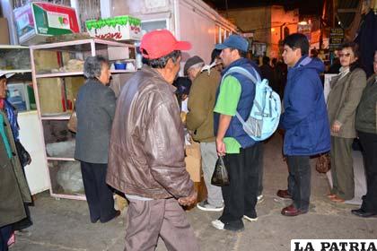 Ciudadanos hicieron filas para adquirir el poco pan que había en los mercados