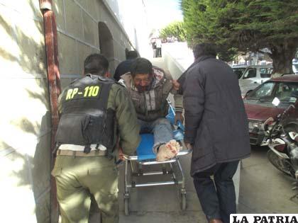 Uno de los heridos llega al Hospital General “San Juan de Dios”
