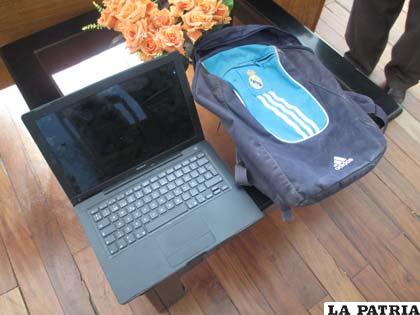La mochila y la computadora que se encontró de uno de los heridos