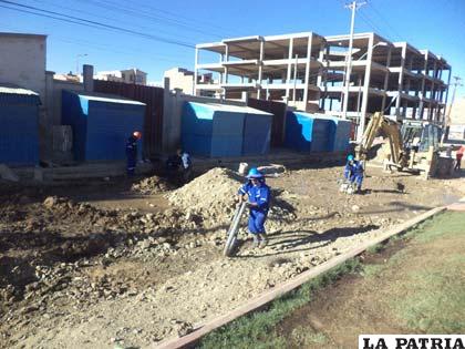 Trabajadores de SeLA cambian tuberías en proyectos de asfaltado